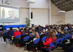studenti con don marco engim mirano